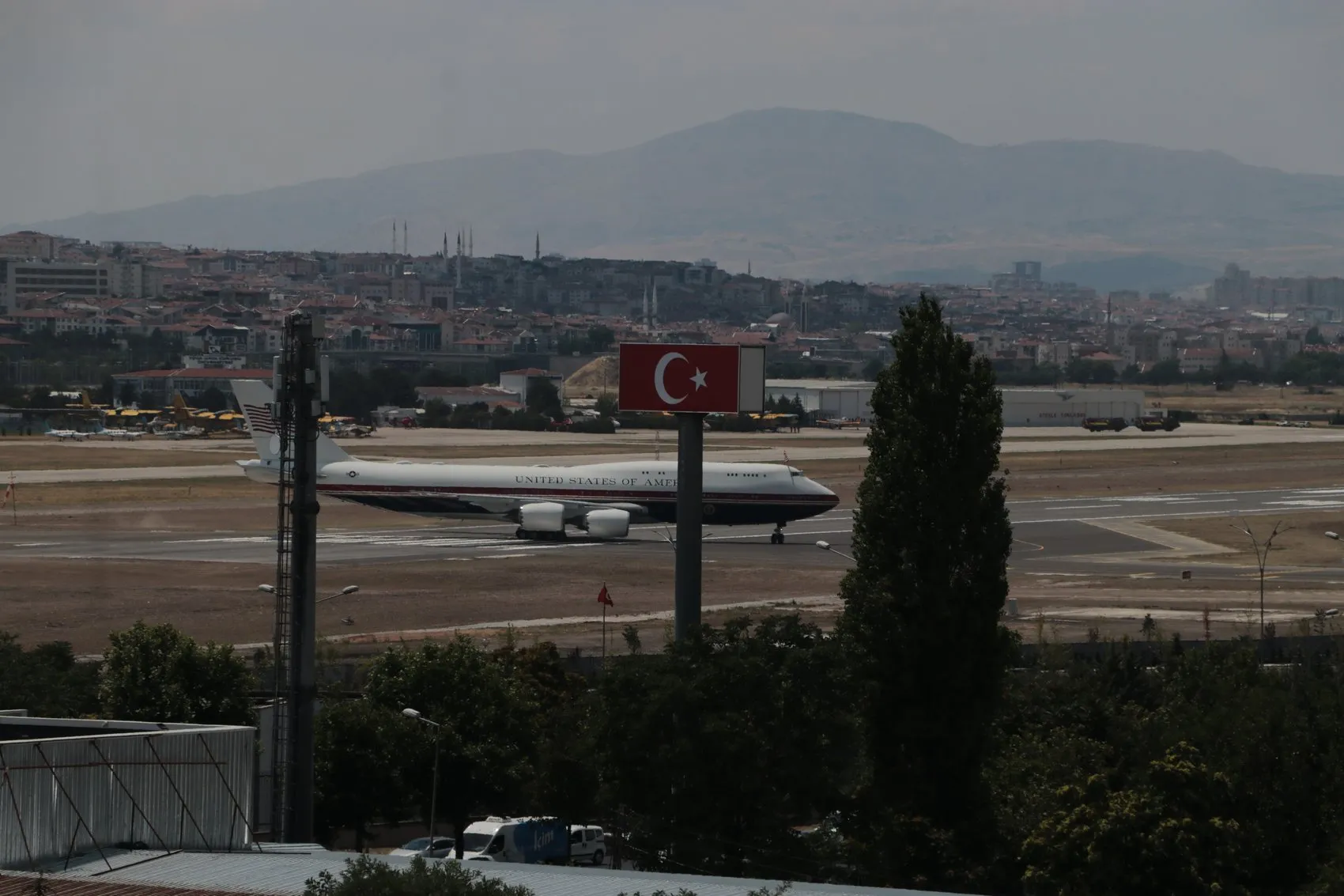 Donald Trump kritik NATO zirvesi için Ankara'ya indi