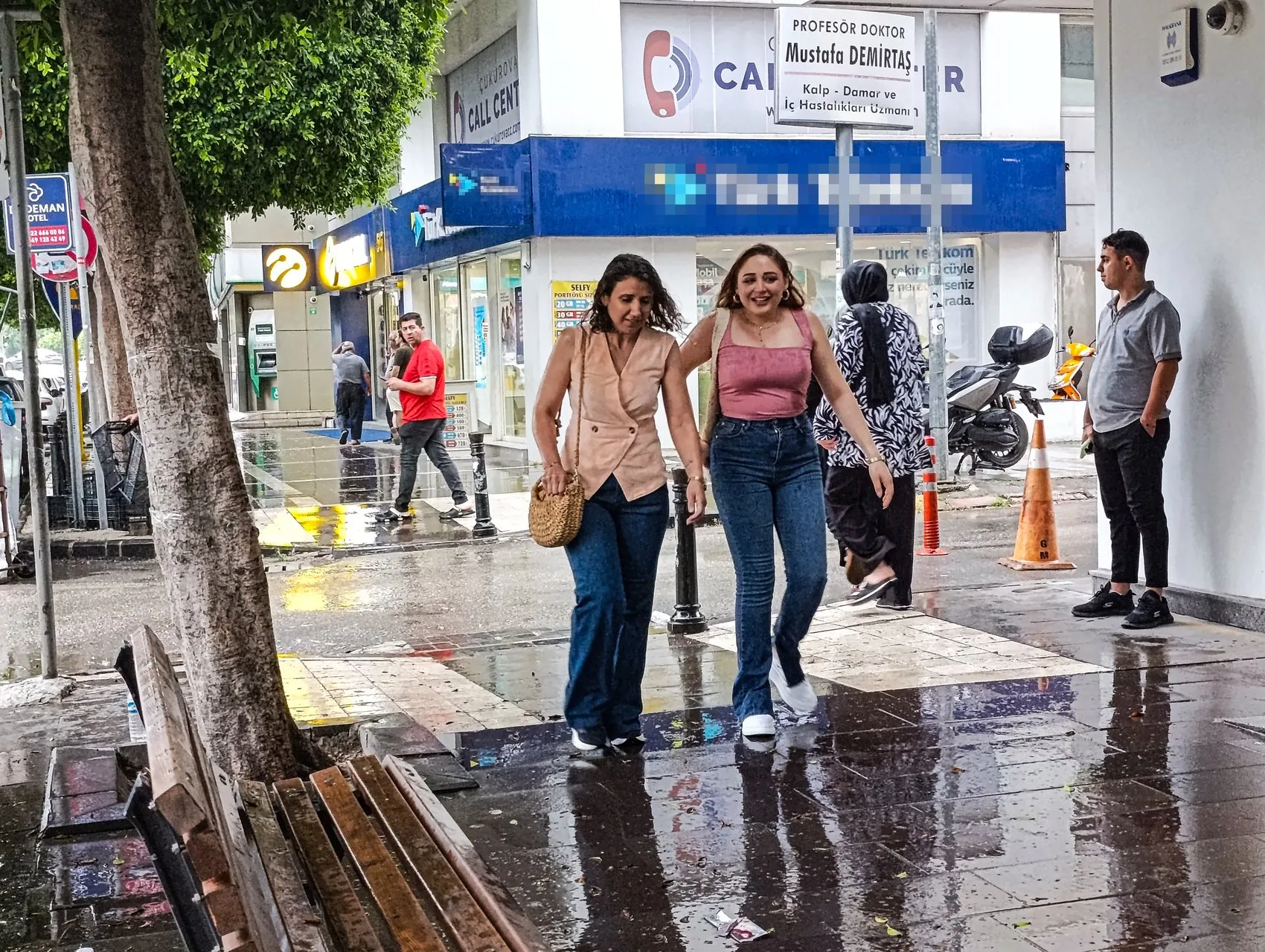 Adana'da temmuz ortasında aniden bastıran sağanak hayatı felç etti