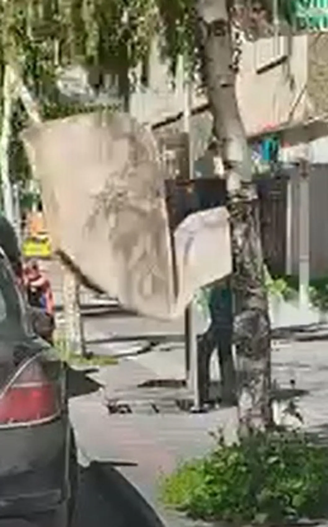 Erzurumda kaldırımda yürürken tepesine halı düştü