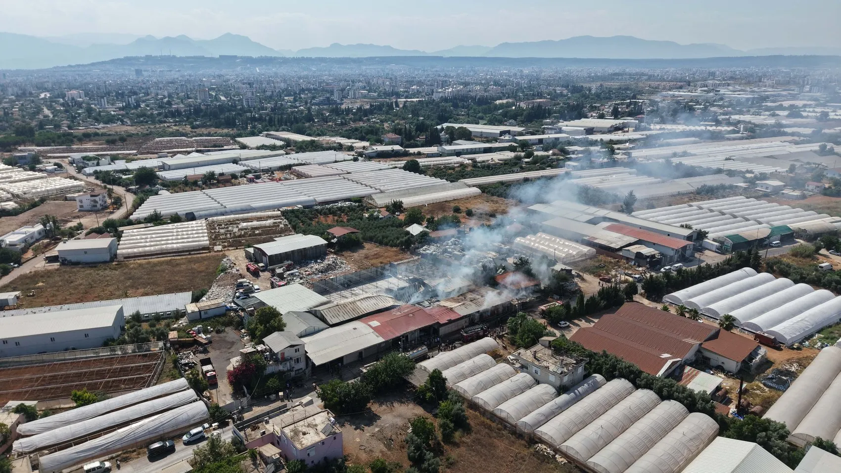 Antalya Kepez'de dört depo ve bir ev küle döndü
