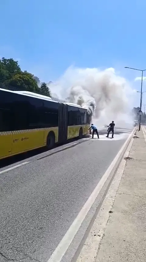 Ataşehir’de yolcu otobüsü yolda alev aldı