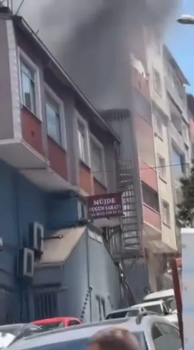 Küçükçekmece'de bina boşluğundaki yangın kamyoneti kül etti