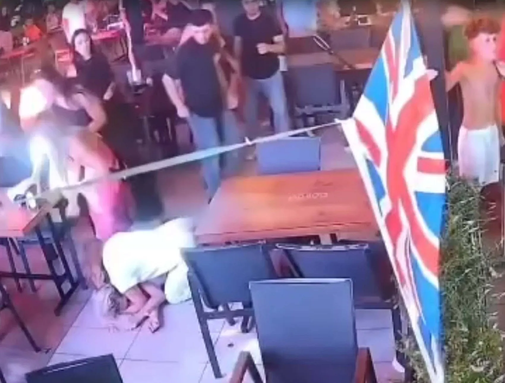 Marmaris tatilinde restoranda şiddet anları kameraya yansıdı