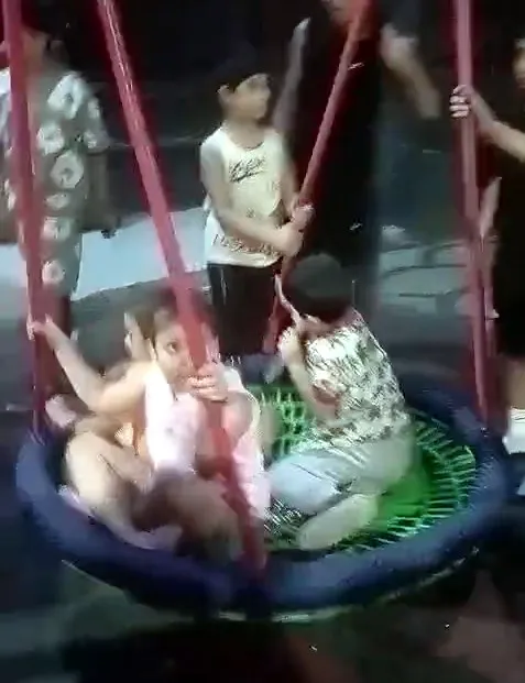 Avcılar'da parktaki salıncak kazaları sonrası yerinden söküldü