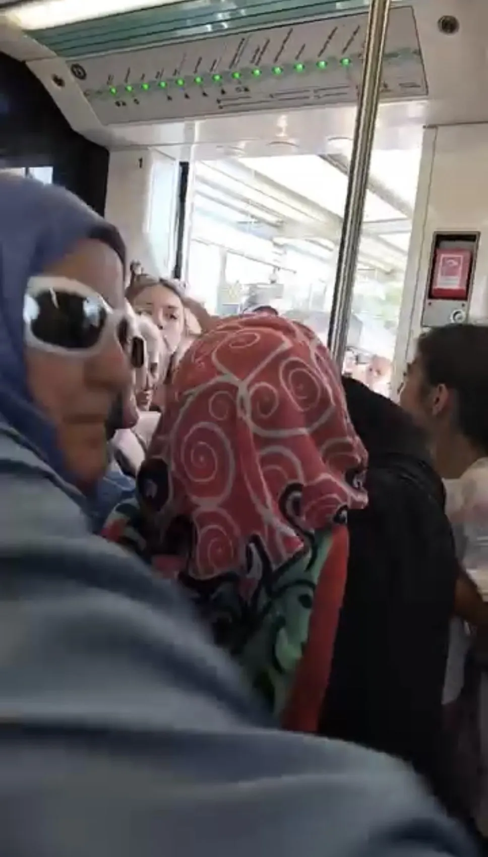 Tramvayda koltuk kavgası Çocuklar yüzünden ortalık karıştı