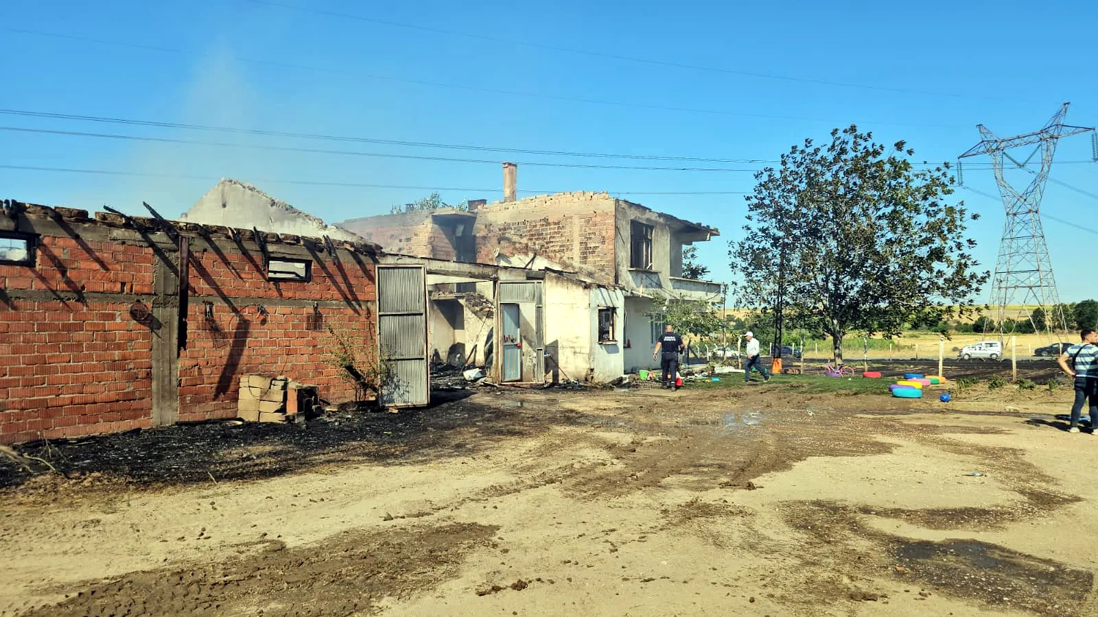 Edirne’de bir izmarit altı kişilik aileyi evsiz bıraktı