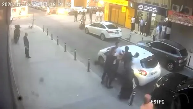 Avcılar trafiğinde tekme tokat kavga anı kameraya yansıdı