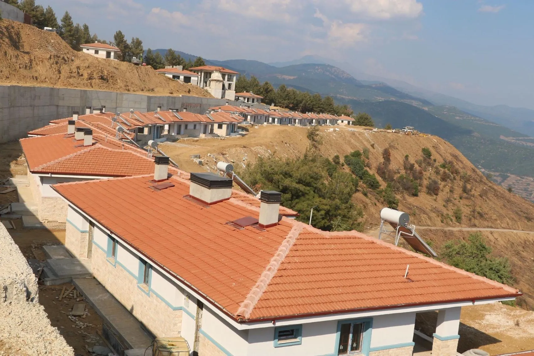Ödemiş yangınında evini kaybedenler yeni yuvalarına kavuşuyor