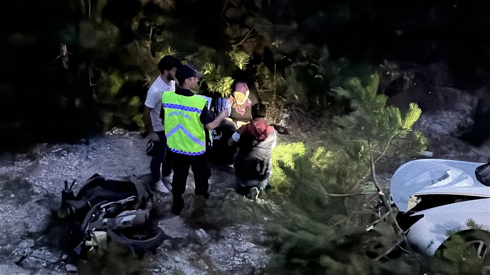 Kütahya yolunda motosiklet ve otomobil şarampole uçtu