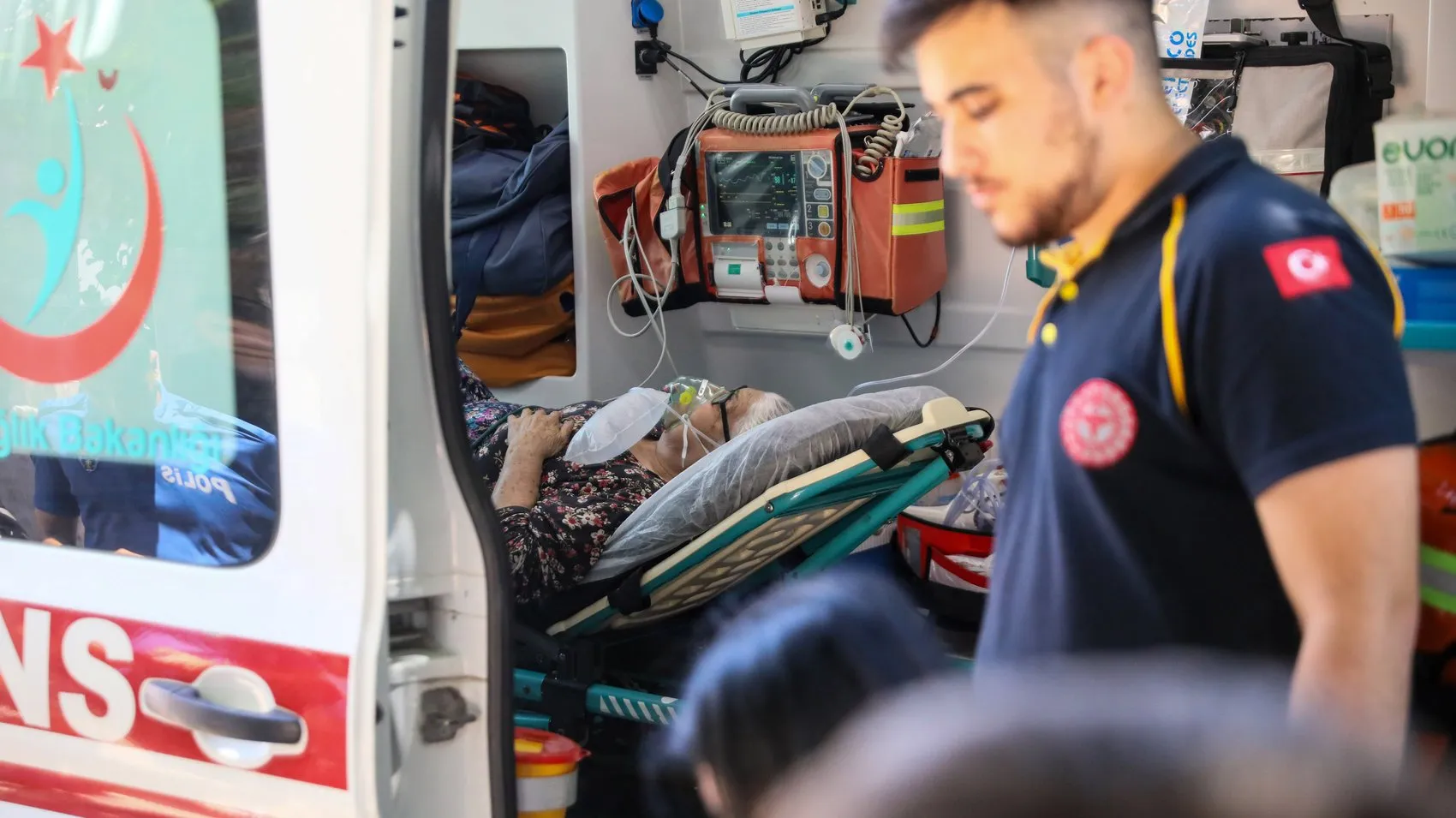 Antalya Kepez'de ev yangını 5 kişi hastaneye kaldırıldı