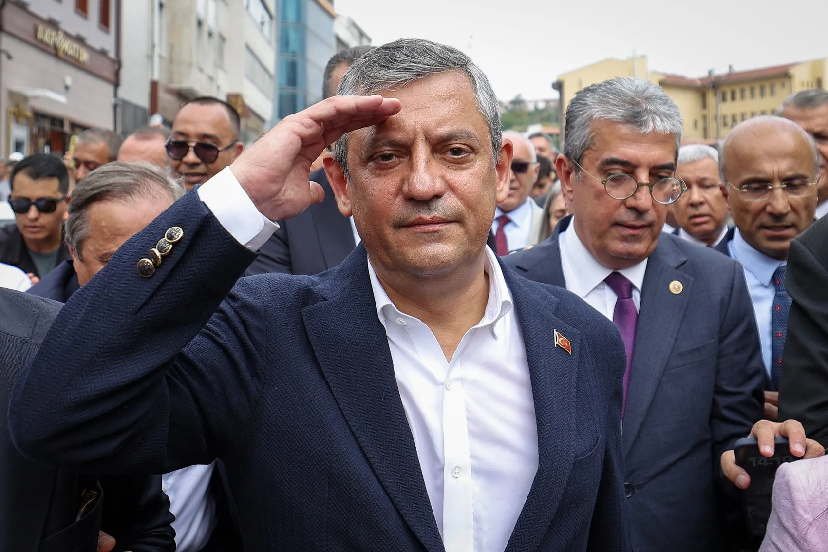 Özgür Özel rotayı değiştirdi ve partinin yeni adını duyurdu