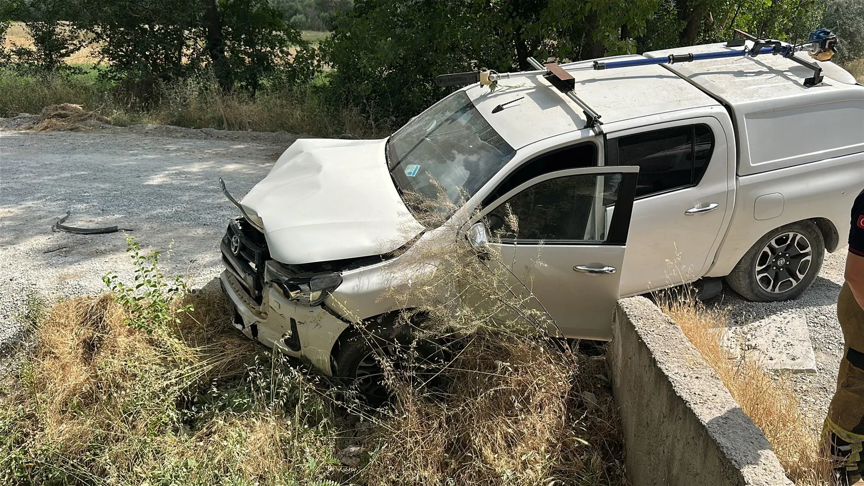 Kütahya’da kavşakta çarpışan araç kanala uçtu