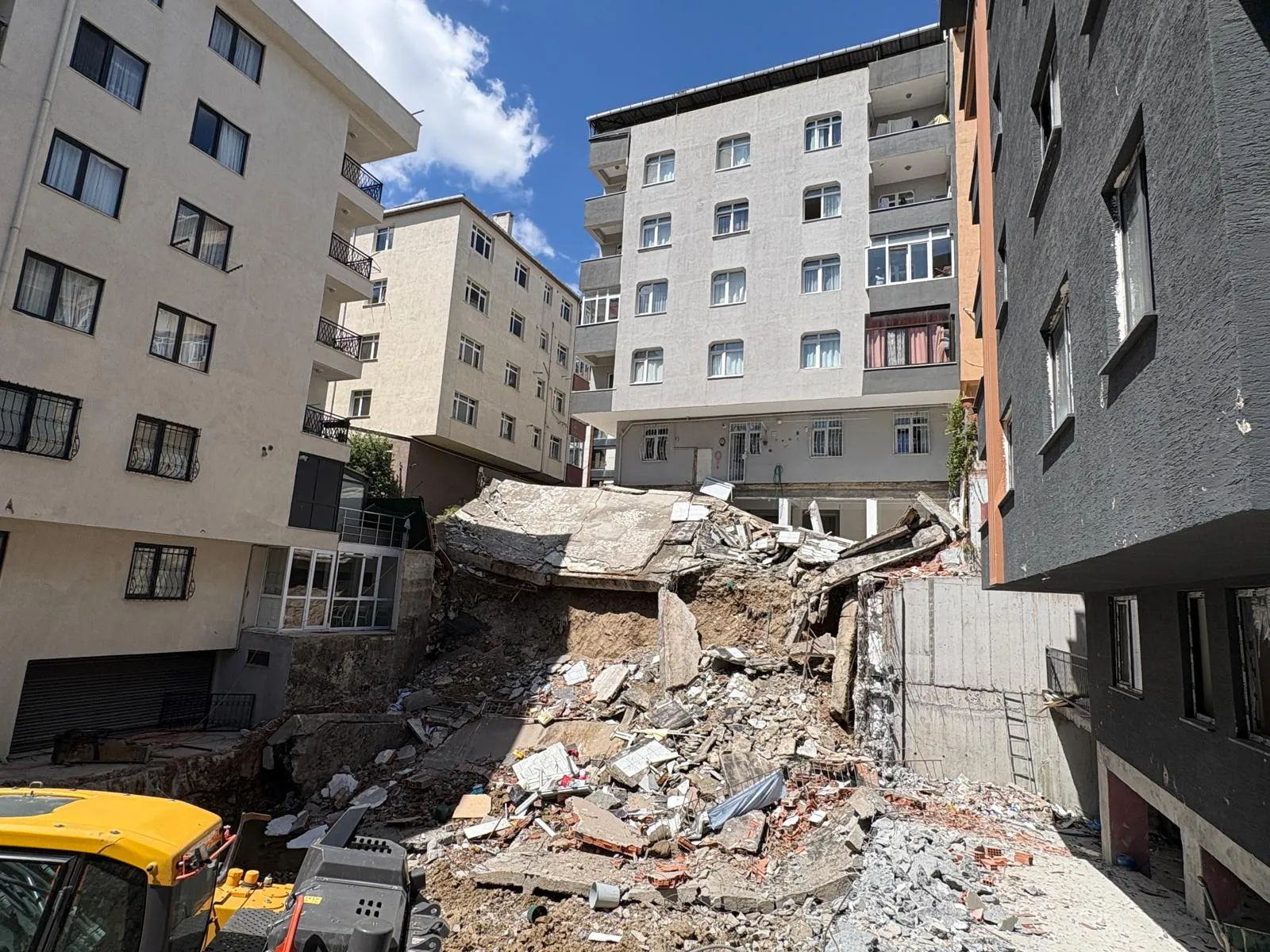 Kağıthane’de inşaat kazası Dozer balkonu yerle bir etti