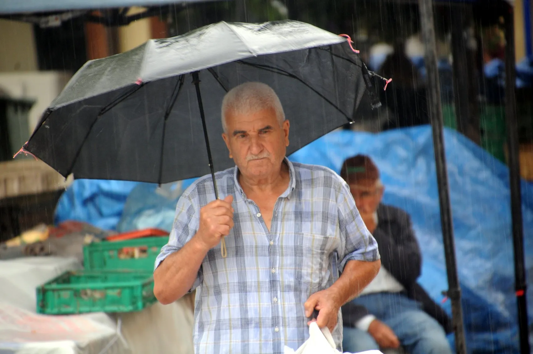 Edirne’de aniden bastıran sağanak hayatı felç etti