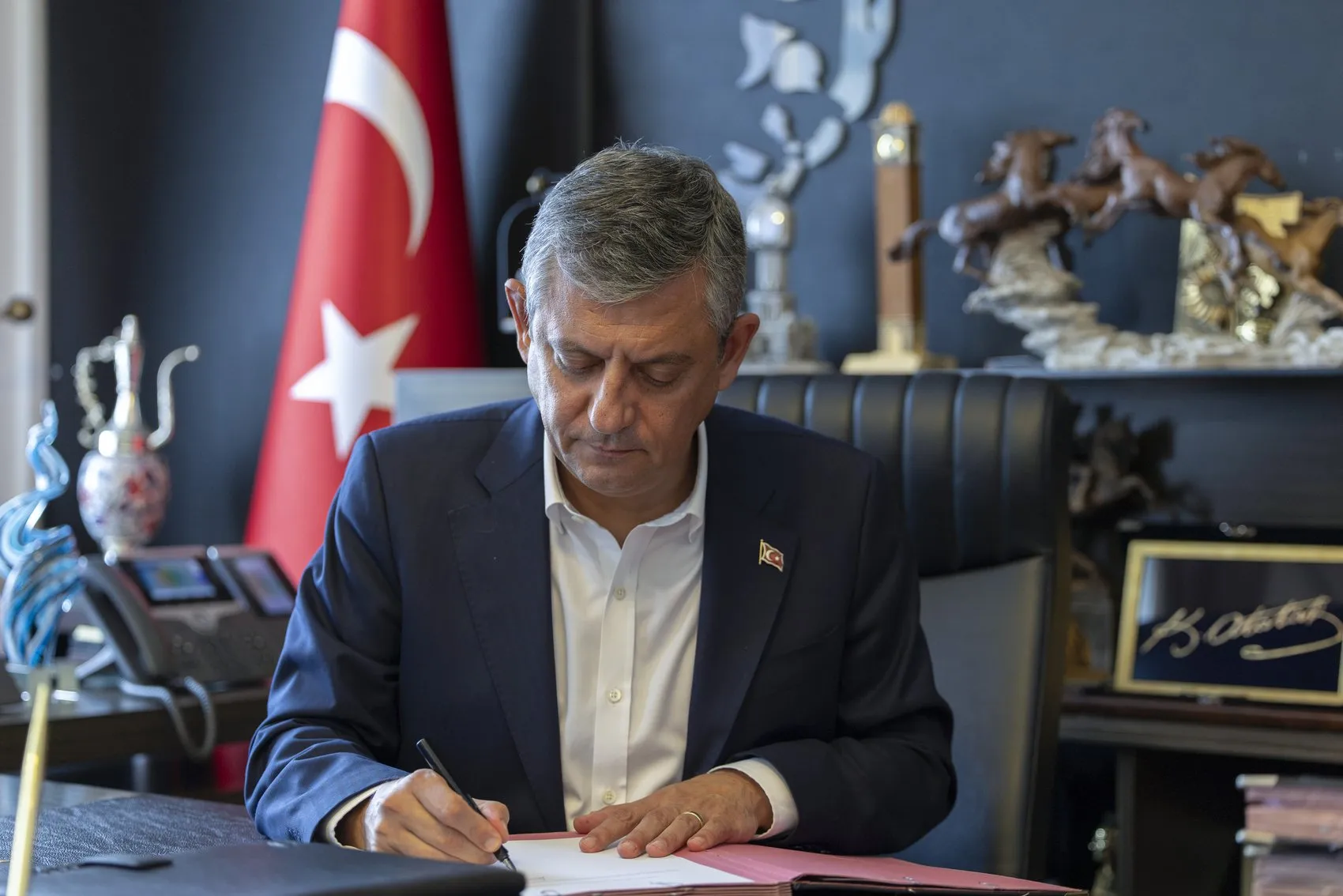 Özgür Özel ve 91 milletvekili CHP'den ayrılıp Yeni Parti'yi kurdu
