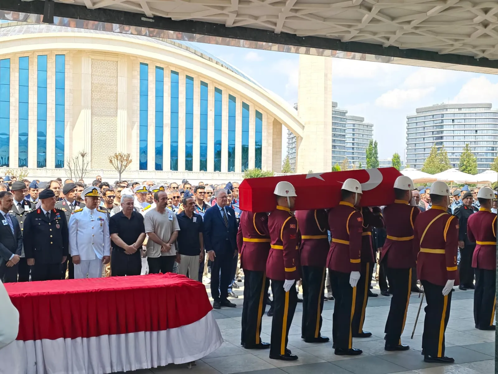 Ankara'daki helikopter kazasında hayatını kaybeden pilot son yolculuğuna uğurlandı