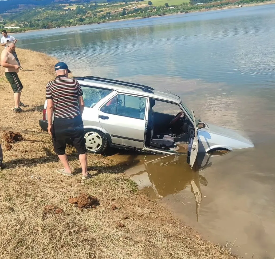 Direksiyon hakimiyetini kaybedince baraja uçtu