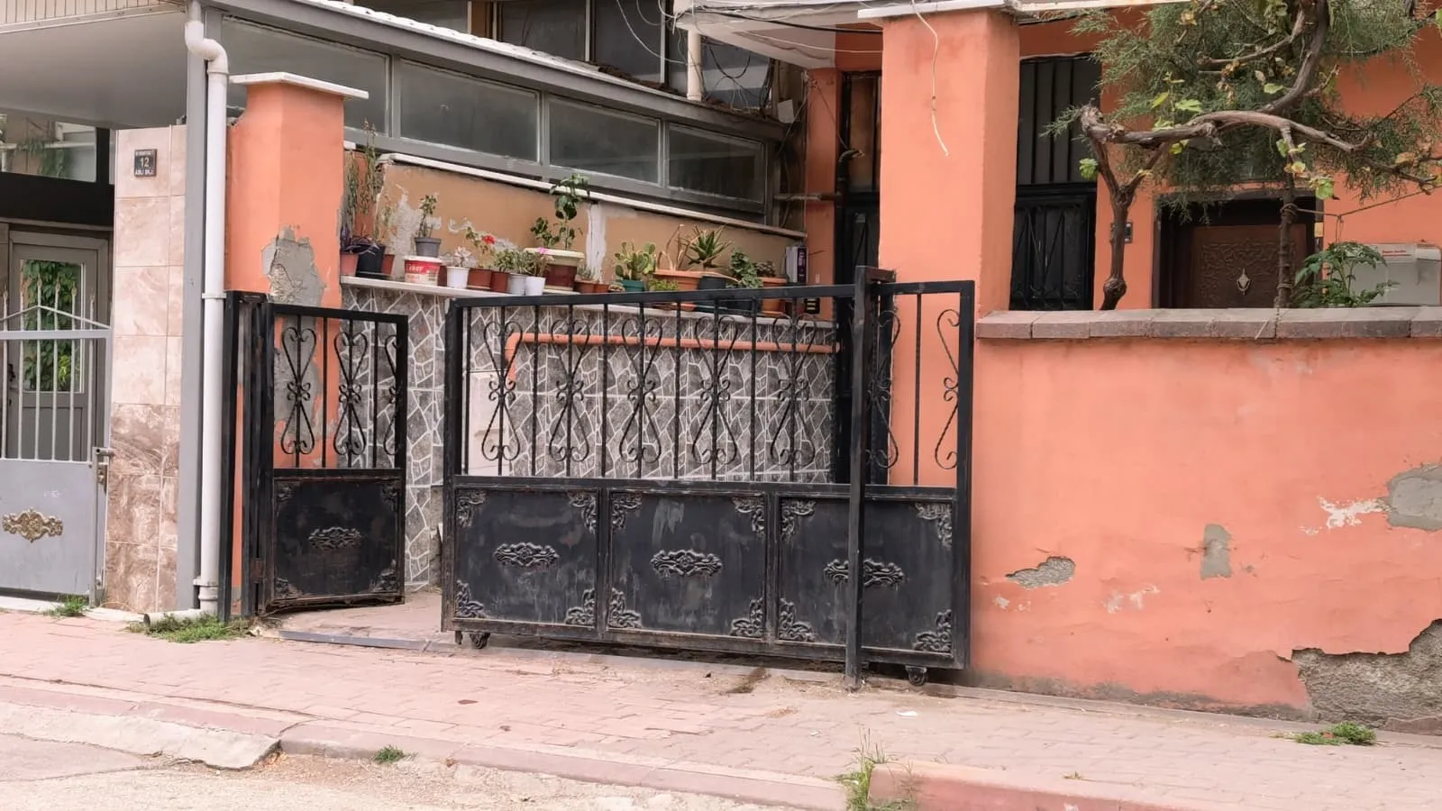 İnegöl'de 150 kiloluk kapı 3 yaşındaki çocuğun üzerine devrildi