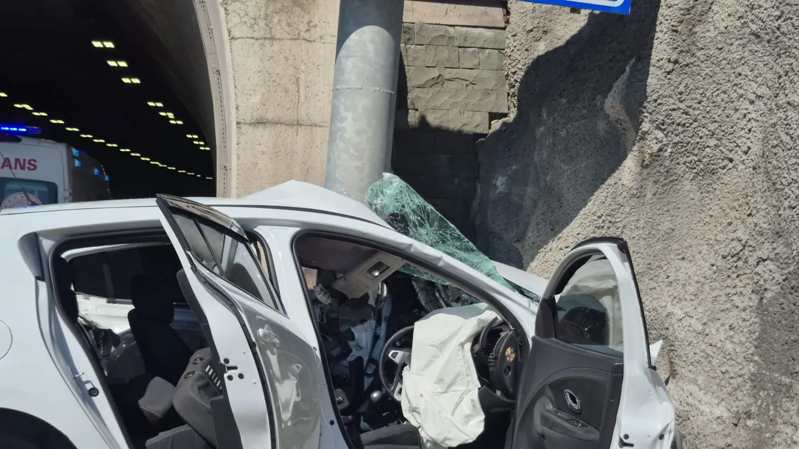 Zonguldak'ta tünel girişinde kaza yapan sürücü ağır yaralandı