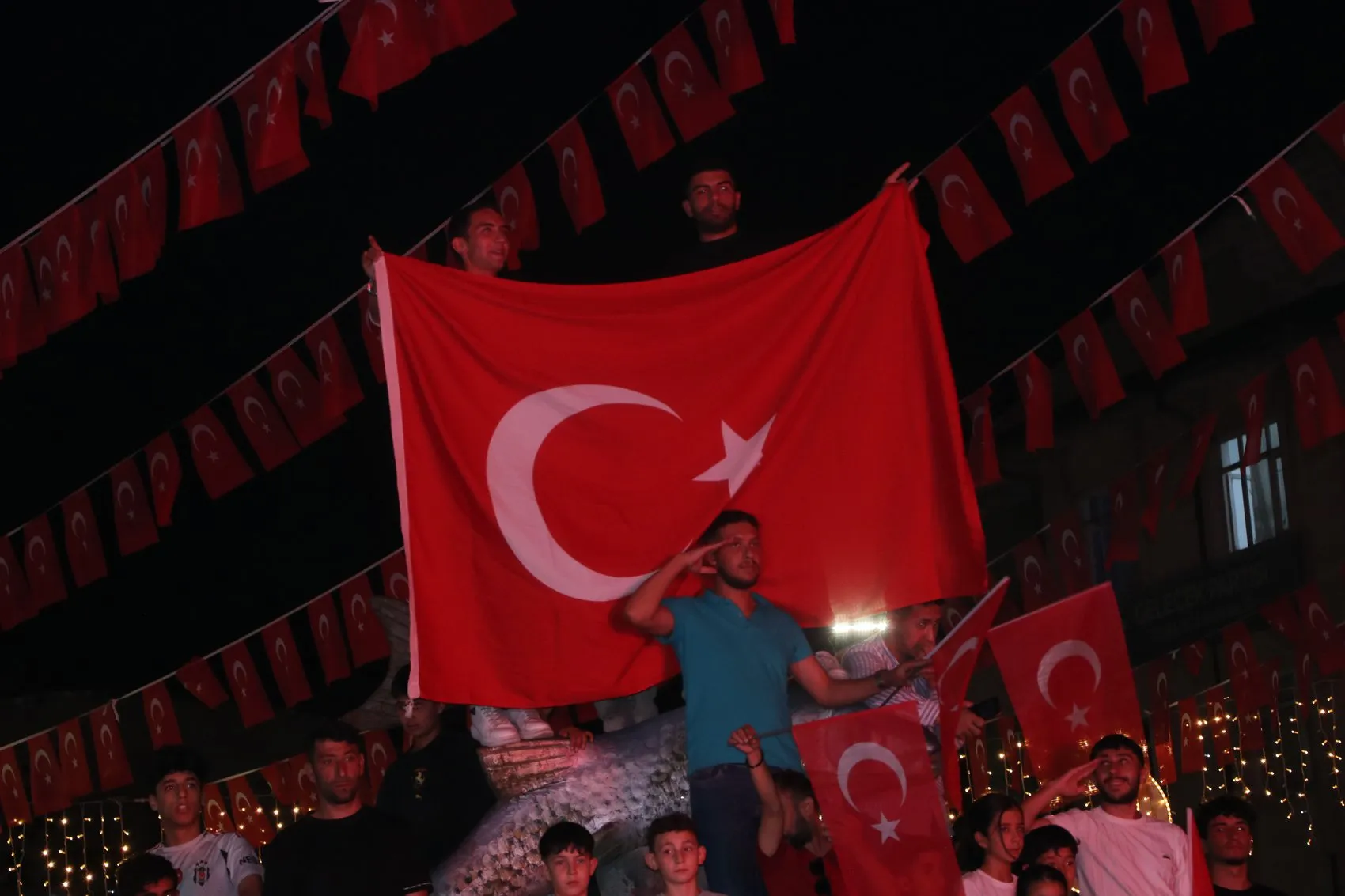 Vanlılar 15 Temmuz anması için meydanlara indi