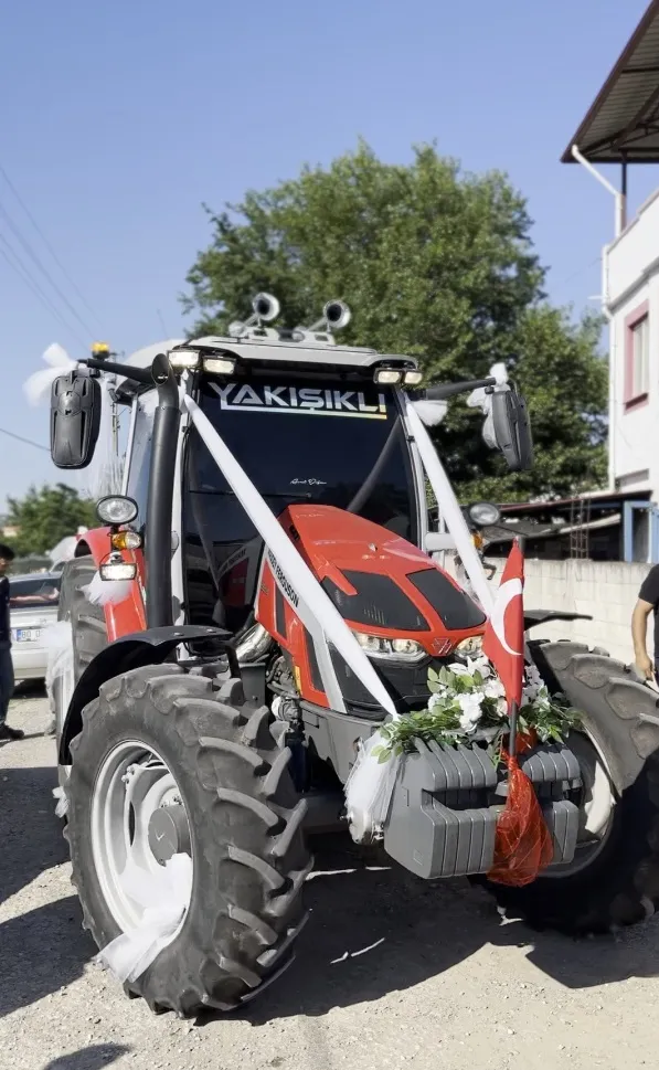 Osmaniyeli çiftçi düğününde lüks araç yerine traktörünü süsledi