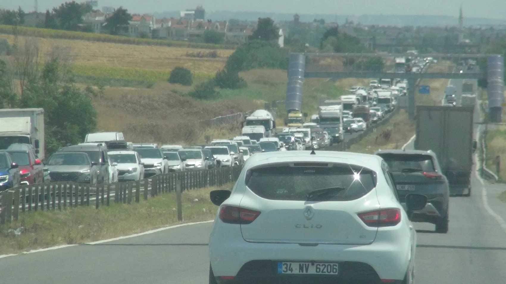 Silivri'de hafriyat kamyonu devrildi trafik kilitlendi