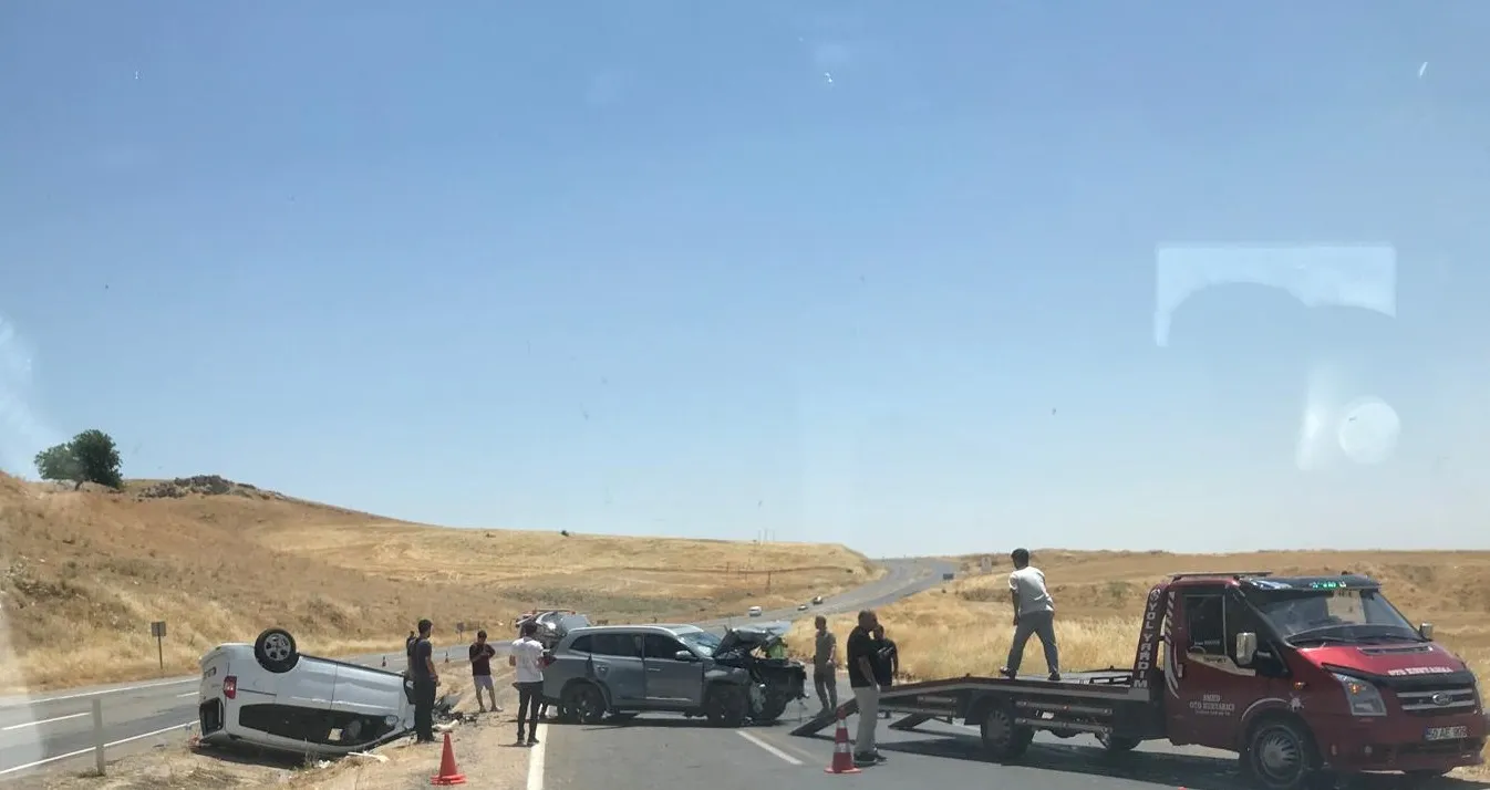 Silvan yolunda iki araç çarpıştı 9 kişi hastanelik oldu