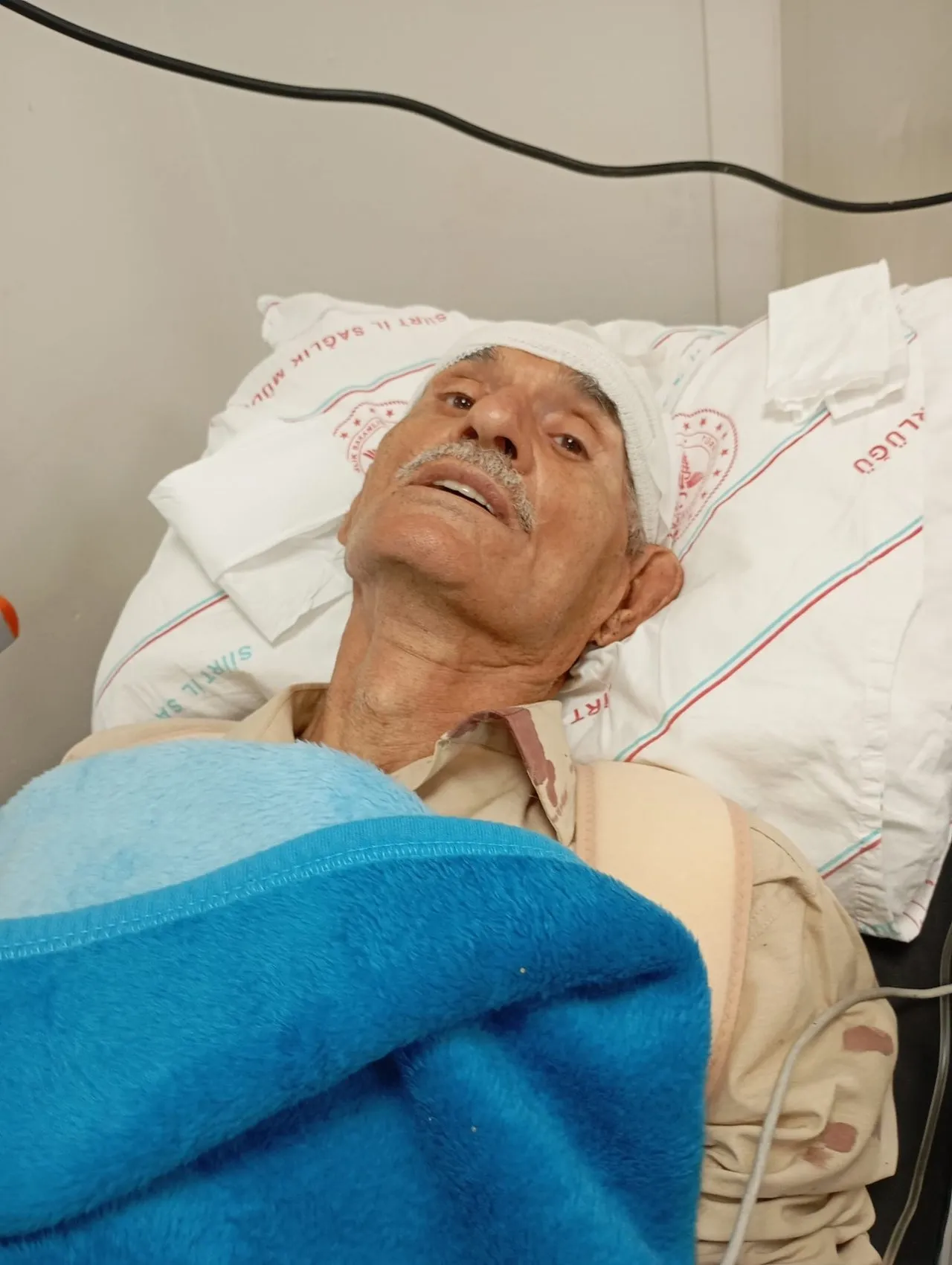 Eruh’ta yaşlı adam evinin önündeki duvardan düşerek ağır yaralandı
