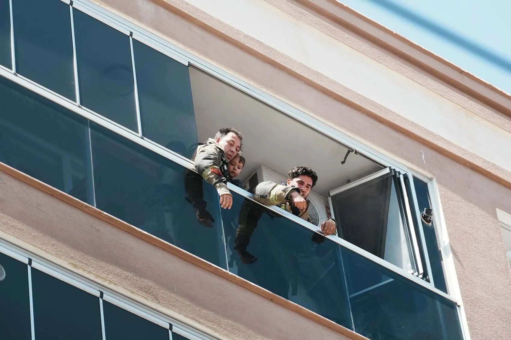 Bayraklı’da apartman yangını 10 kişi son anda kurtarıldı