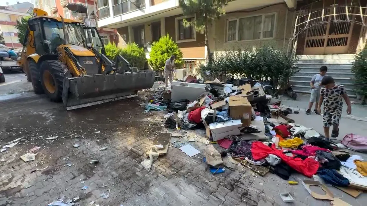 Avcılar'da ev sahibi cezaevindeki kiracısının eşyalarını sokağa attı