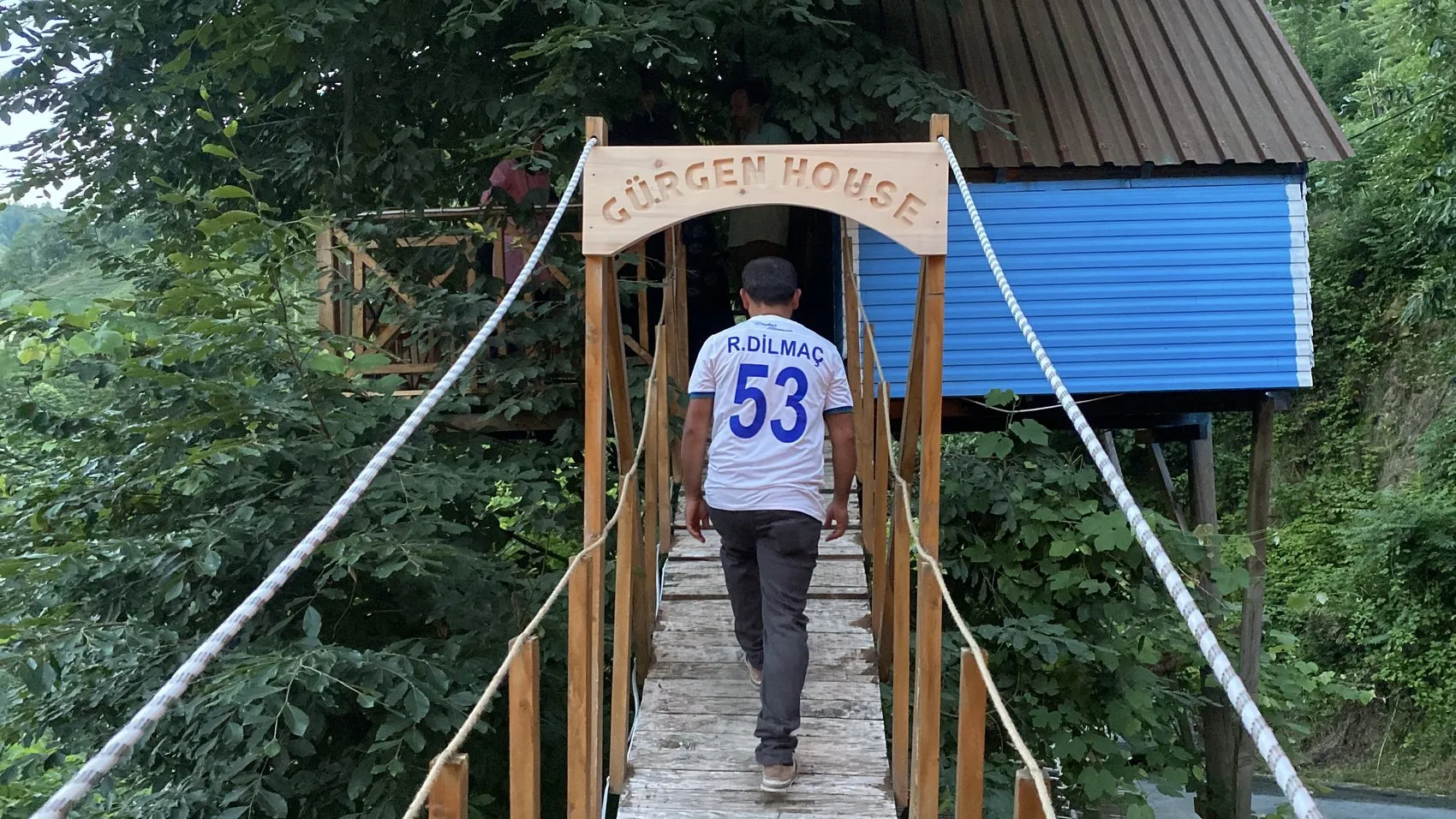 Rize’de iki kardeşin ağaç evine ulaşımı asma köprüyle sağladılar