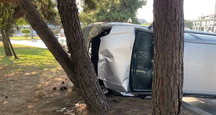 Bakırköy'de kontrolden çıkan otomobil ağaçlara çarparak yan yattı