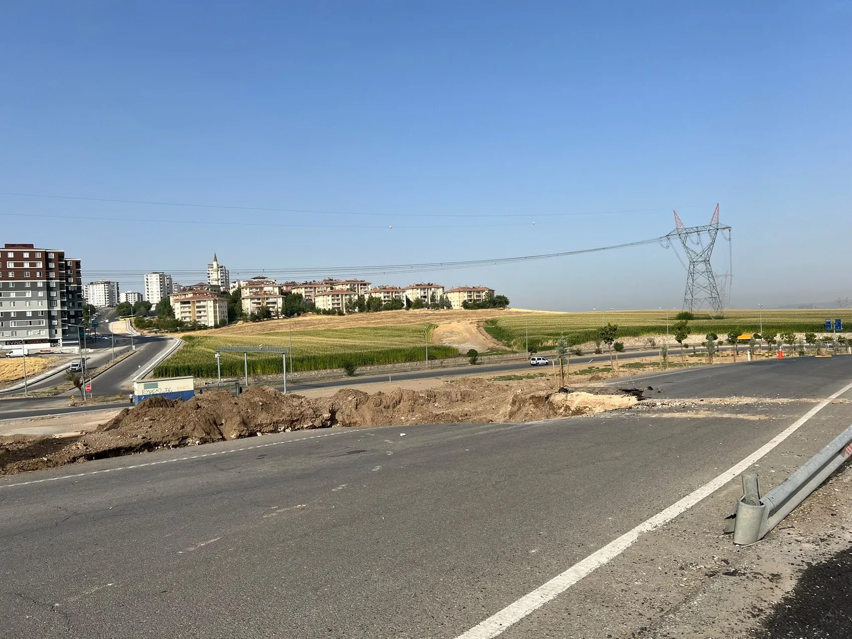 Batman'da dev su borusu patladı yol çöktü
