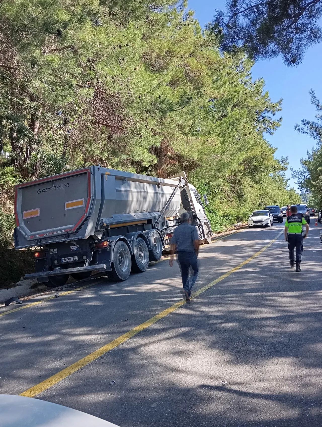 Kadirli Akarca Yaylası yolunda kamyon ile otomobil çarpıştı