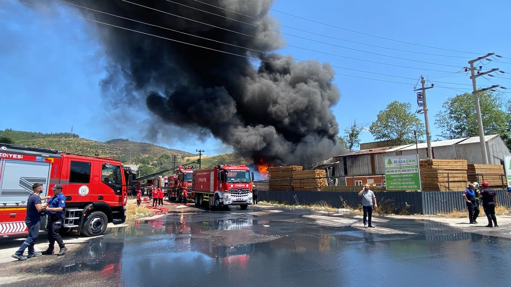 Kocaeli Körfez'de fabrika yangını kontrol altına alındı