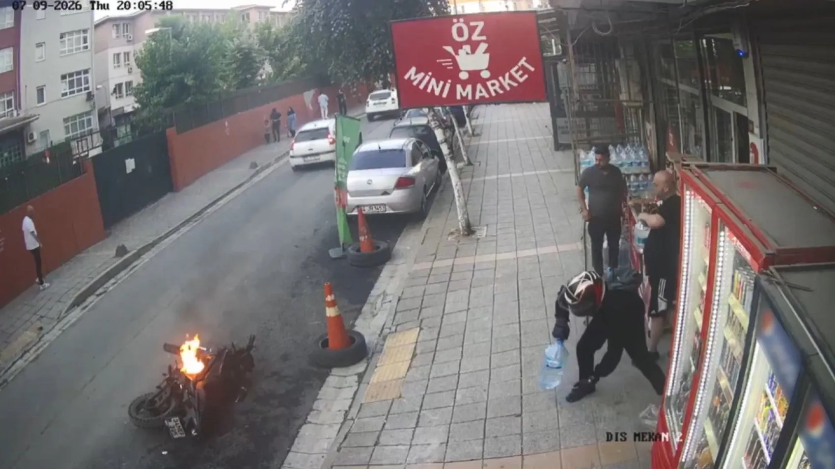 Küçükçekmece'de yanan motosiklete mahalleli seferber oldu