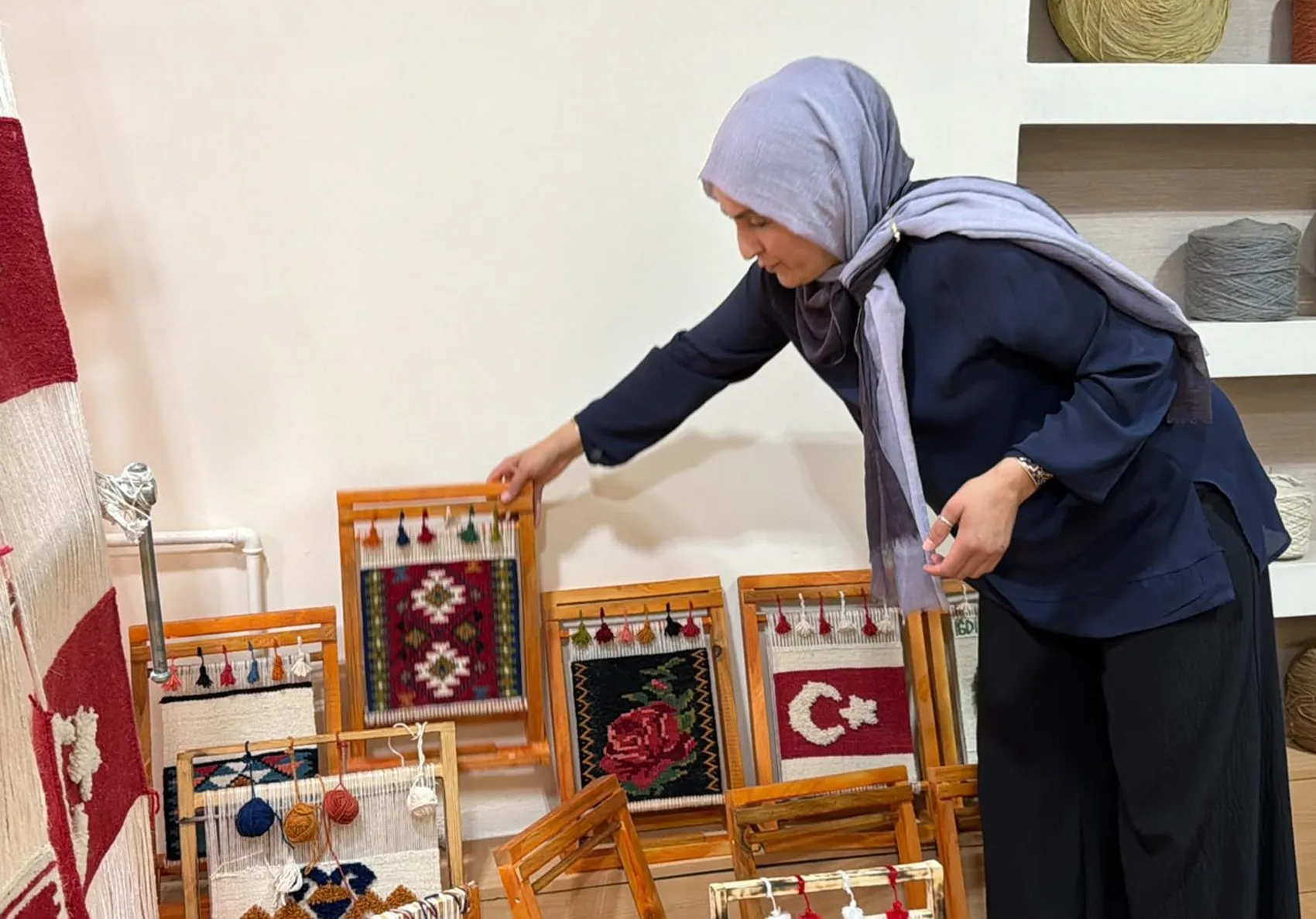 Gençler halı dokumayı minyatür tezgahlarla yeniden keşfediyor