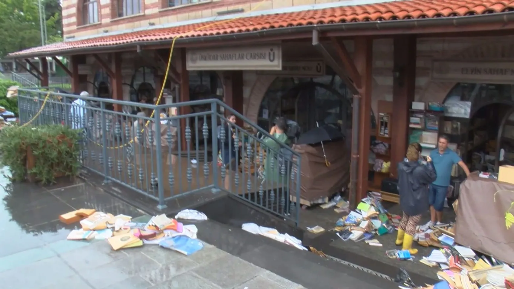 Üsküdar'da sağanak yağış tarihi çarşıyı vurdu