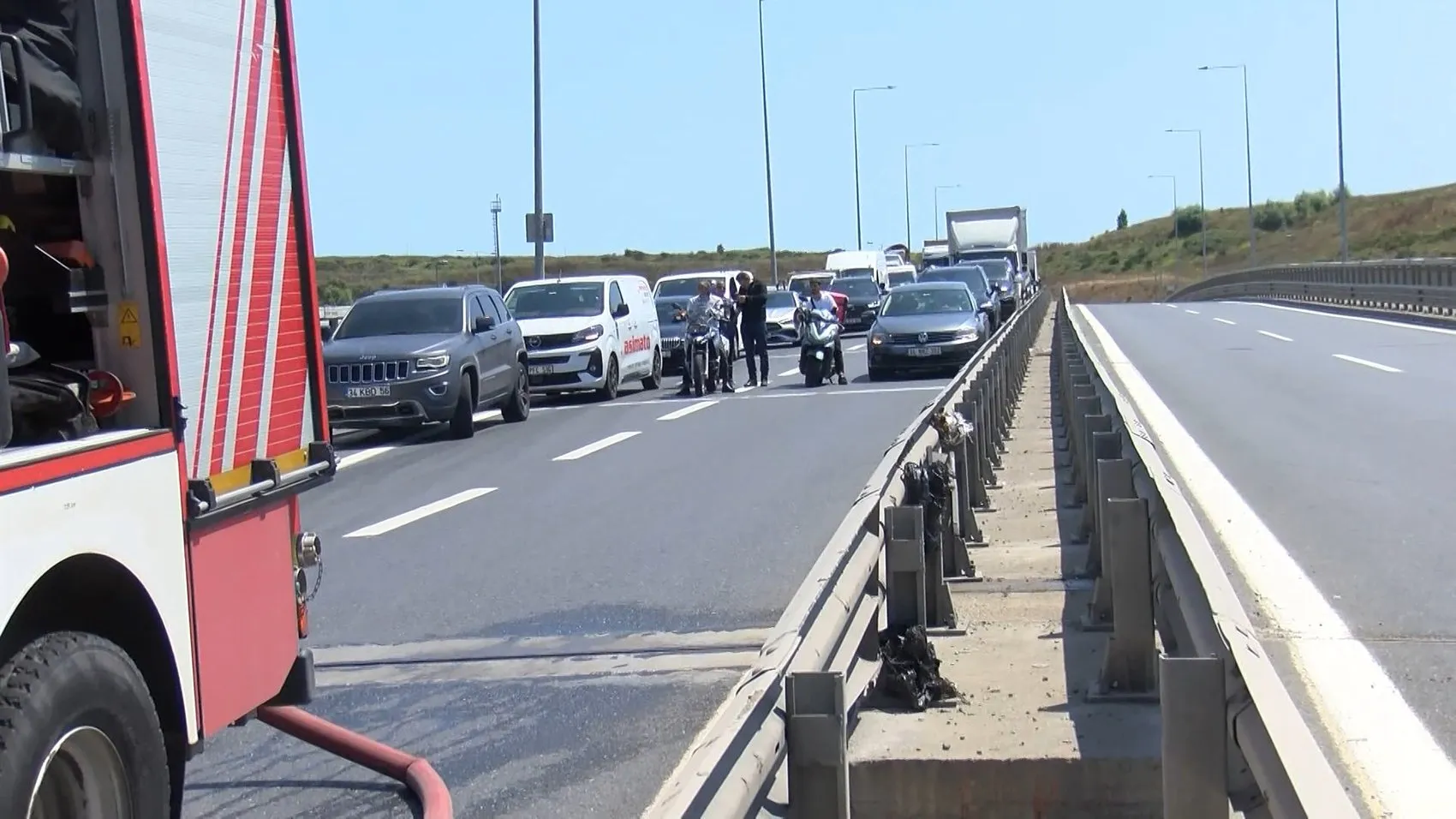 Başakşehir'de seyir halindeki kamyonet alevlere teslim oldu