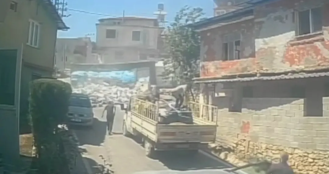 Hatay'da kontrolden çıkan kamyon devrildi