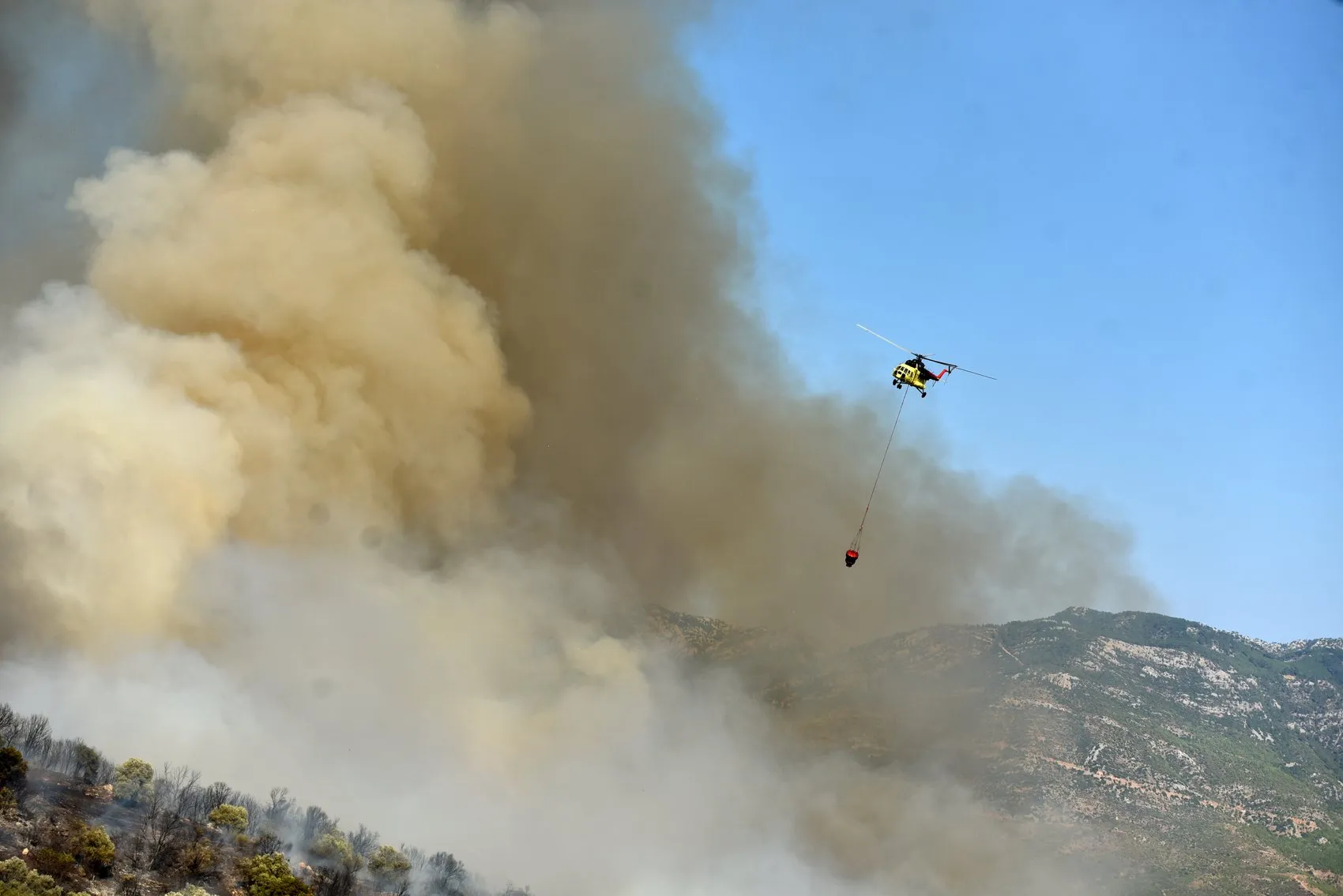 Antalya yangınlarla boğuşuyor Kumluca'da 50 hane tahliye edildi