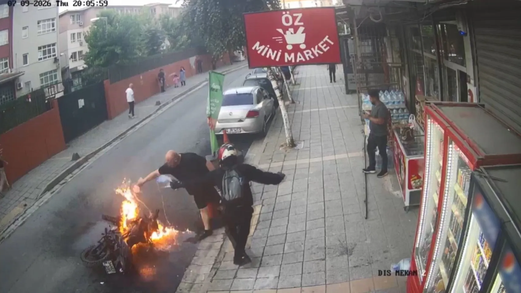 Küçükçekmece'de yanan motosiklete mahalleli seferber oldu