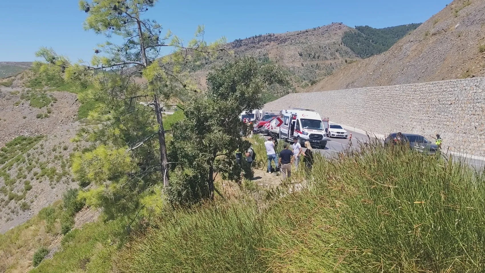 Antalya yolunda feci kaza Bir aile uçuruma yuvarlandı