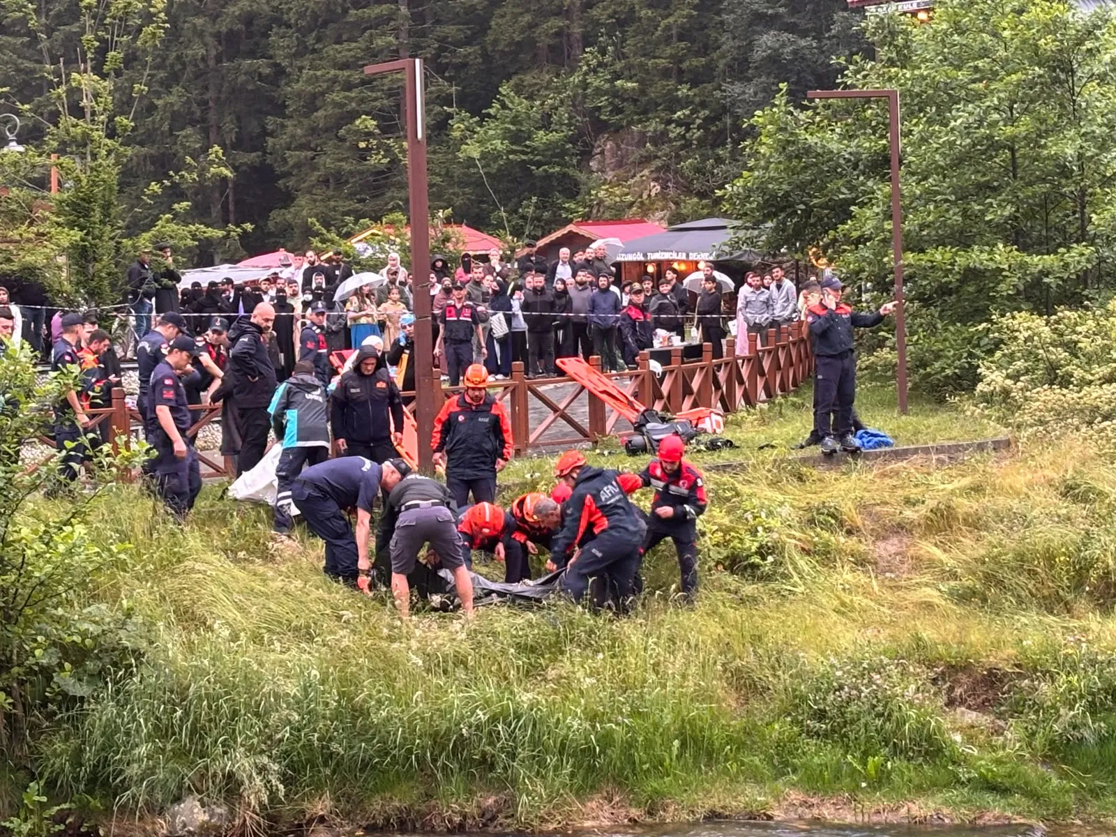 Uzungöl'de çantasını kurtarmak isteyen turist boğularak hayatını kaybetti