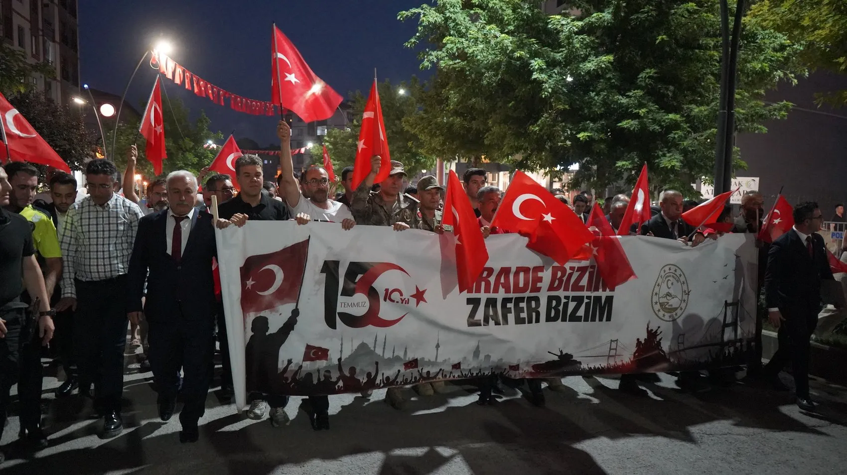 Şırnak 15 Temmuz için dev bayrakla yürüdü