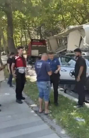 Bahçeşehir'de tonluk konteyner cipin üstüne böyle düştü