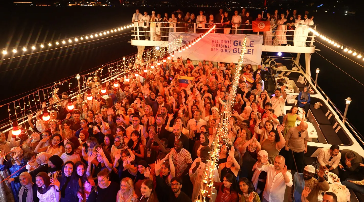 Dünya gençleri Türk kültürünü İstanbul Boğazı’nda uğurladı