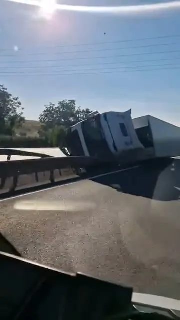 İnegöl girişinde TIR devrildi sürücü hastaneye kaldırıldı