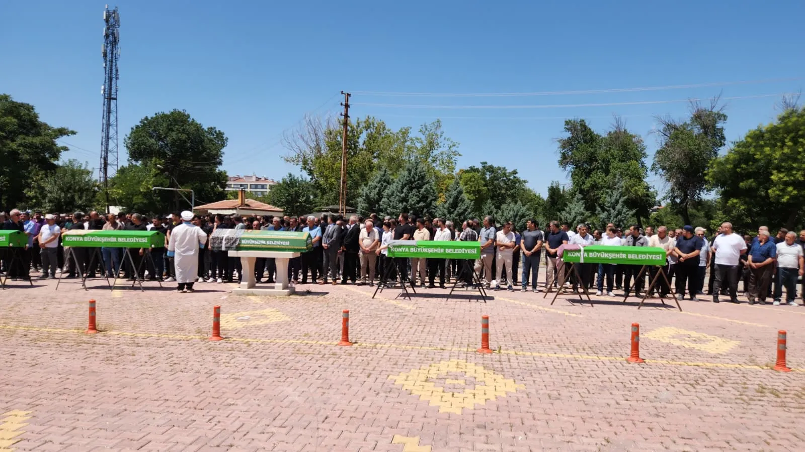 Konya uçurum kazasında yitirdiği beş ferdine veda etti