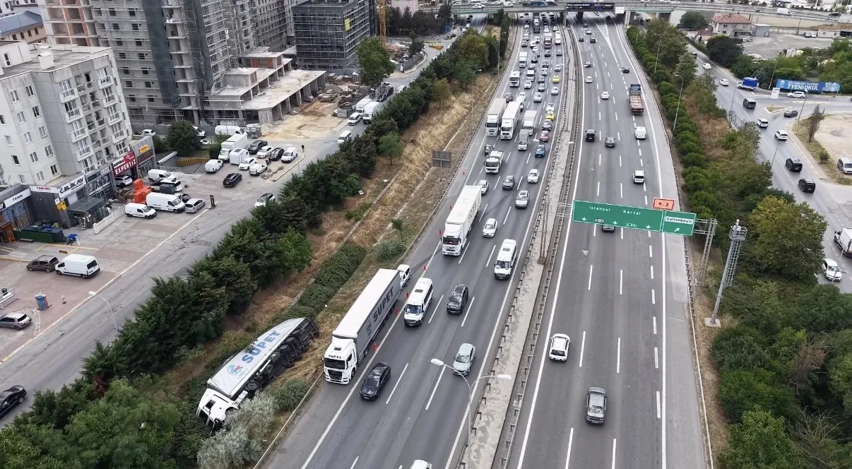 TEM Otoyolu'nda devrilen TIR trafiği kilitledi